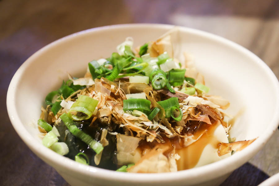 台北大同美食|明吉小館必吃美食推薦:醬燒去骨雞腿飯、紅油抄手,寧夏夜市經典台菜不可錯過!附菜單