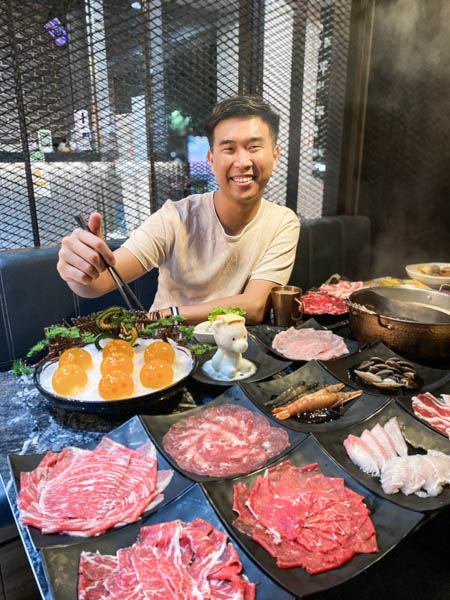 西門町火鍋吃到飽｜心心麻辣鍋美食推薦：七龍珠、生猛海鮮、高級肉品不可錯過｜附菜單