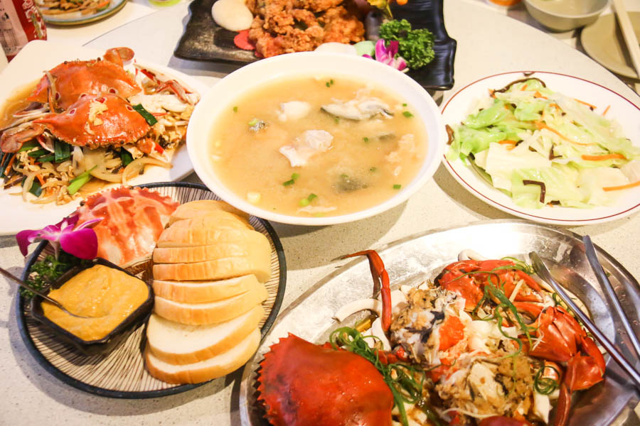 新北｜野柳海鮮餐廳推薦：錦園漁夫料理，品嚐新鮮出爐的海鮮：萬里蟹、鮮魚味增湯魚湯、咖哩蟹黃麵包都有！