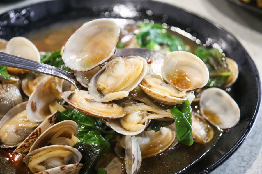 新北｜野柳海鮮餐廳推薦：四姊妹海鮮餐廳，品嚐新鮮出爐的海鮮：萬里蟹、生魚片、蝦子都有！
