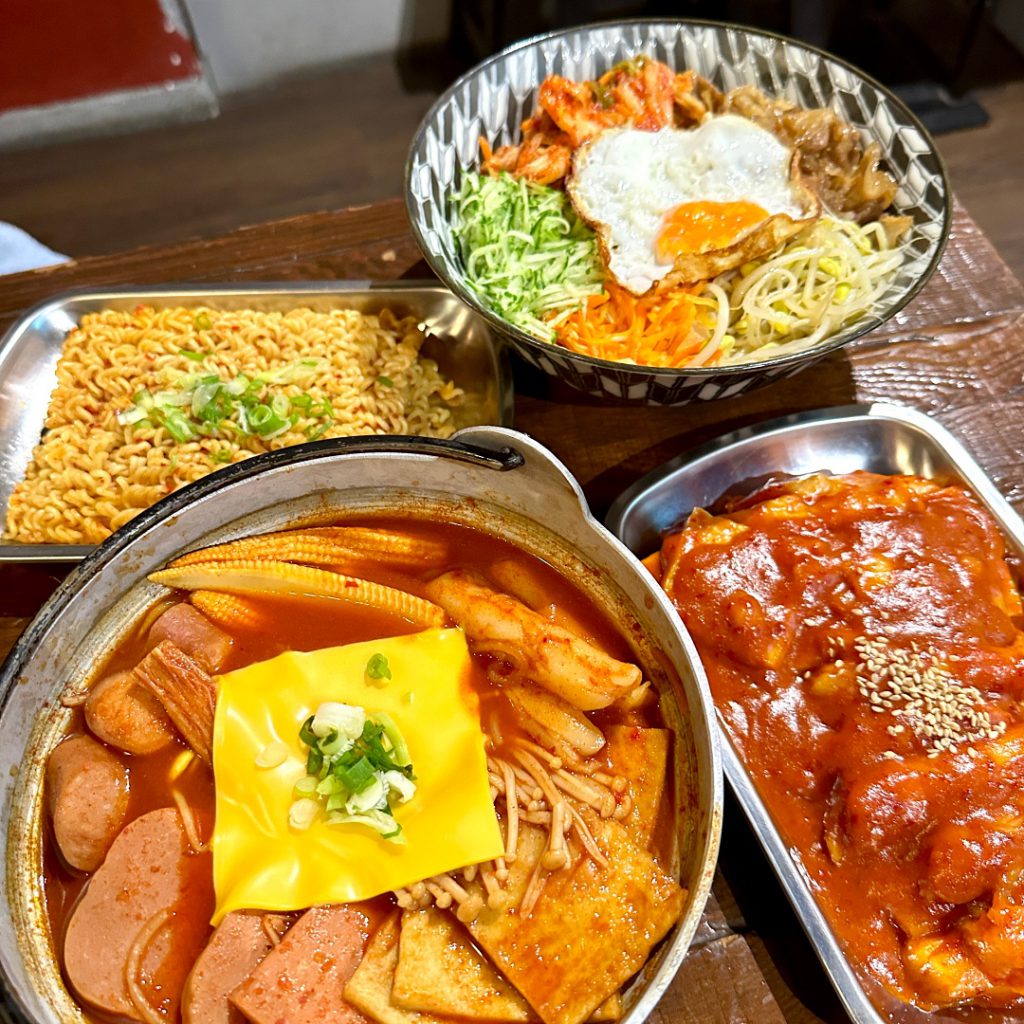 永和｜韓式料理推薦：辣媽媽部隊鍋 韓式溫馨小酒館，必吃部隊鍋、拌拌飯、私房小菜！